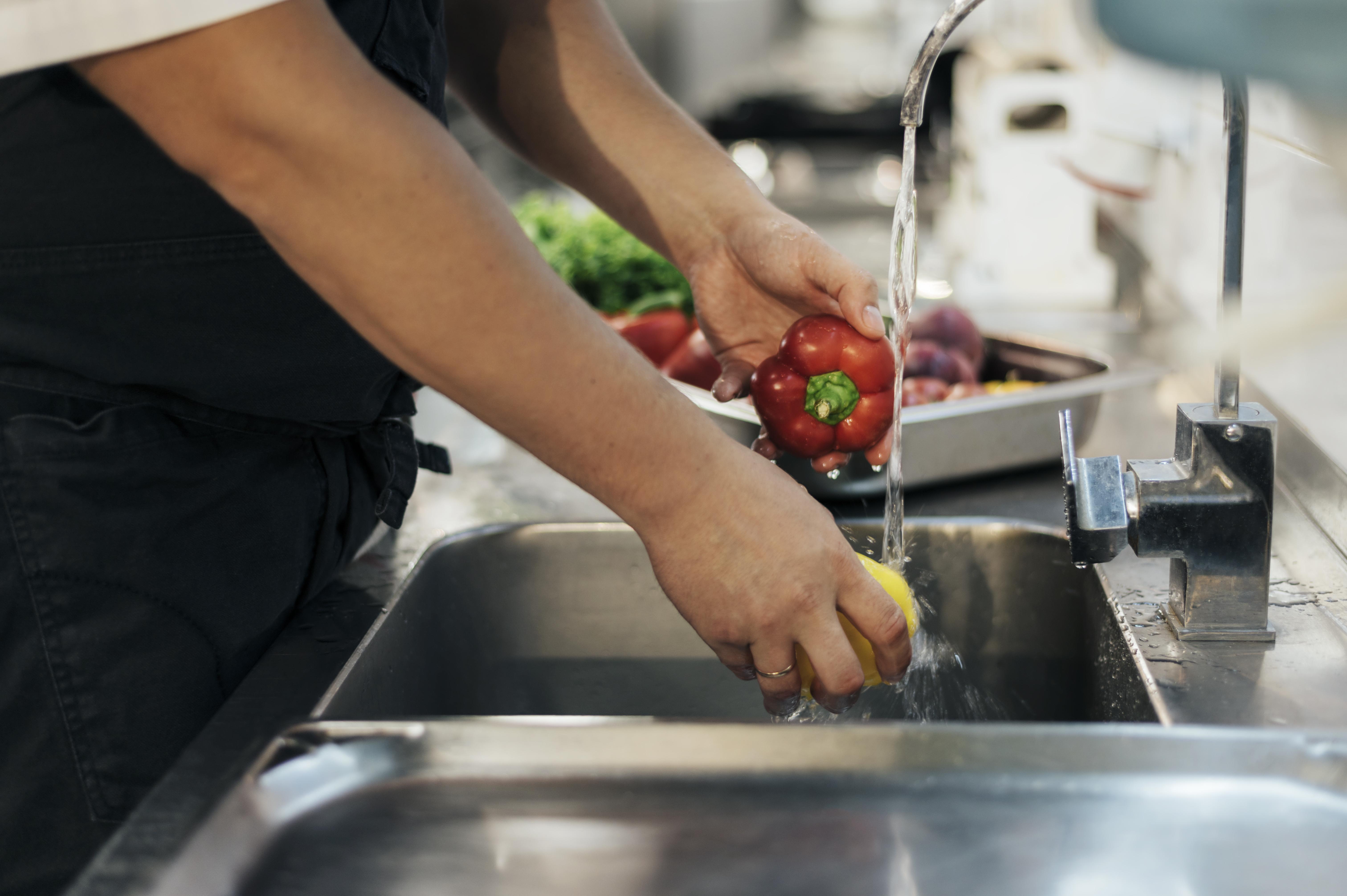 Escola ASSERJ promove curso obrigatório de manipulação de alimentos