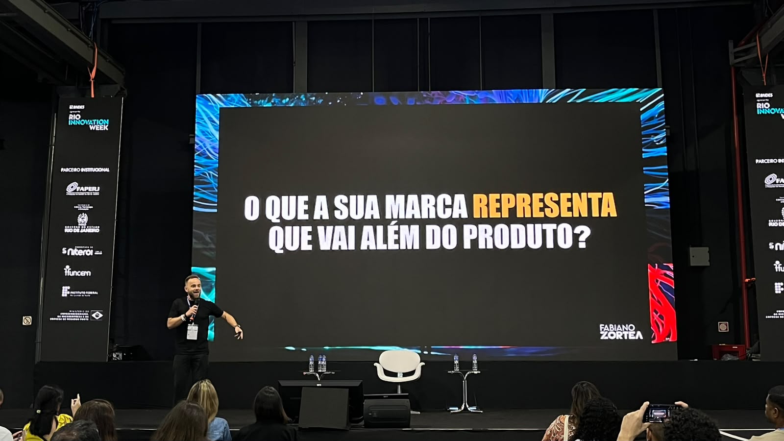 Em painel que lotou o auditório do Conecta Varejo, Fabiano Zortéia apresenta o painel Venda é Vínculo