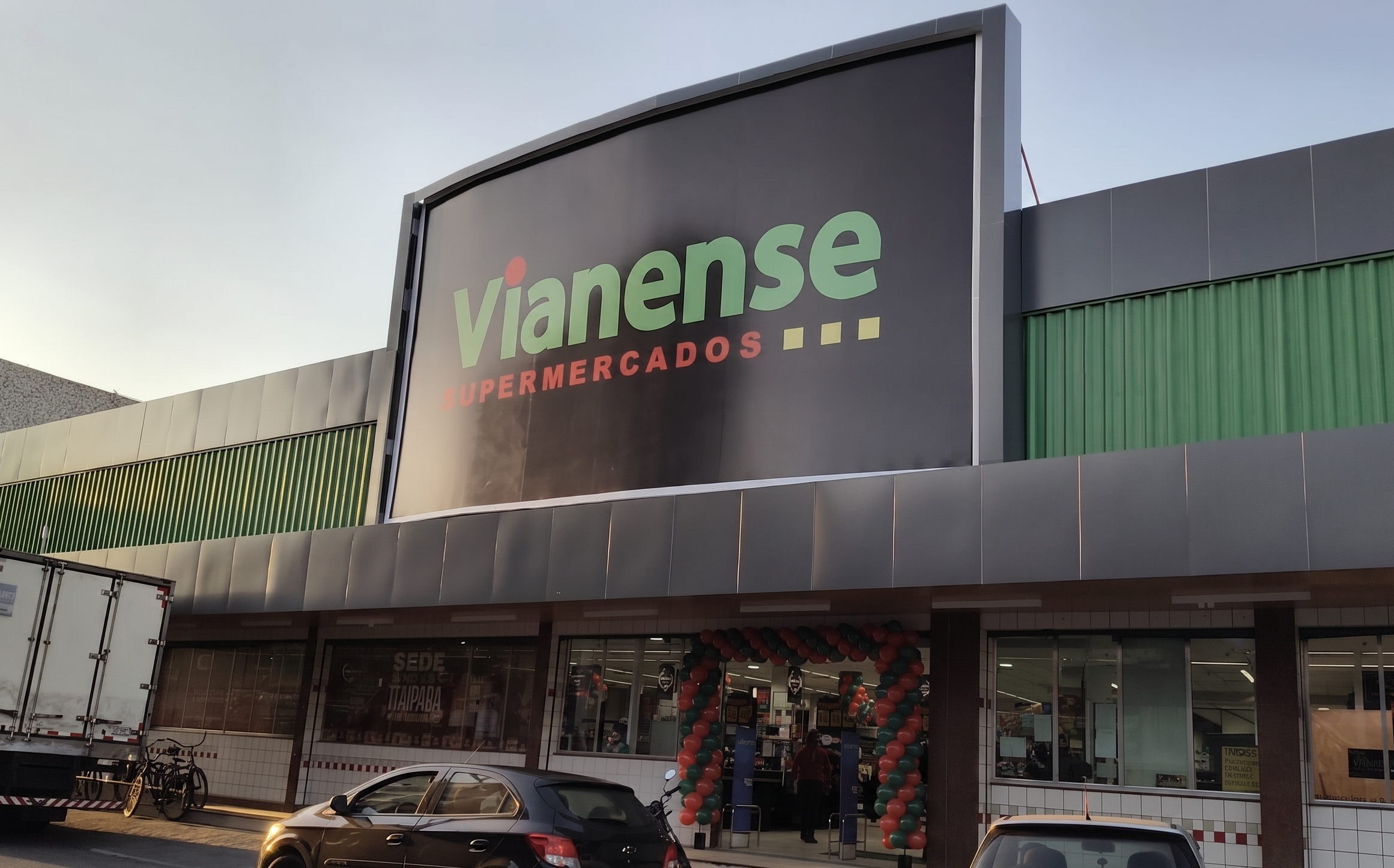 Fachada da loja repaginada do Vianense em Nilópolis