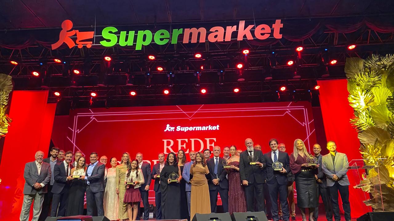 Associados Supermarket no palco da festa de aniversário Supermarket