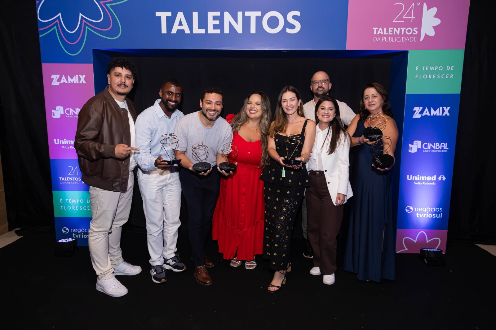 Equipe da Rede Market celebra conquista do troféu e terceiro lugar com diferentes campanhas
