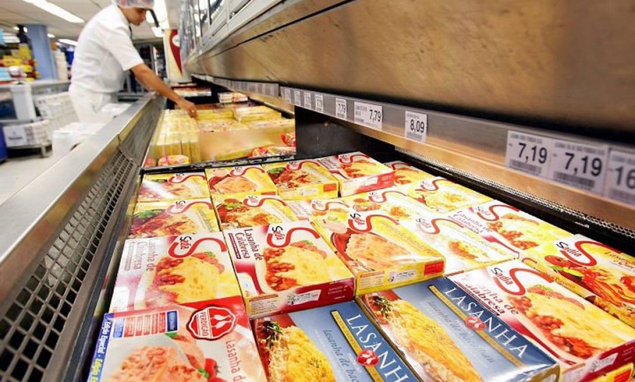 Produtos-da-Sadia-e-da-Perdigao-em-gondola-de-supermercadoFoto-Gabriel-de-Paiva-O-Globo.jpg