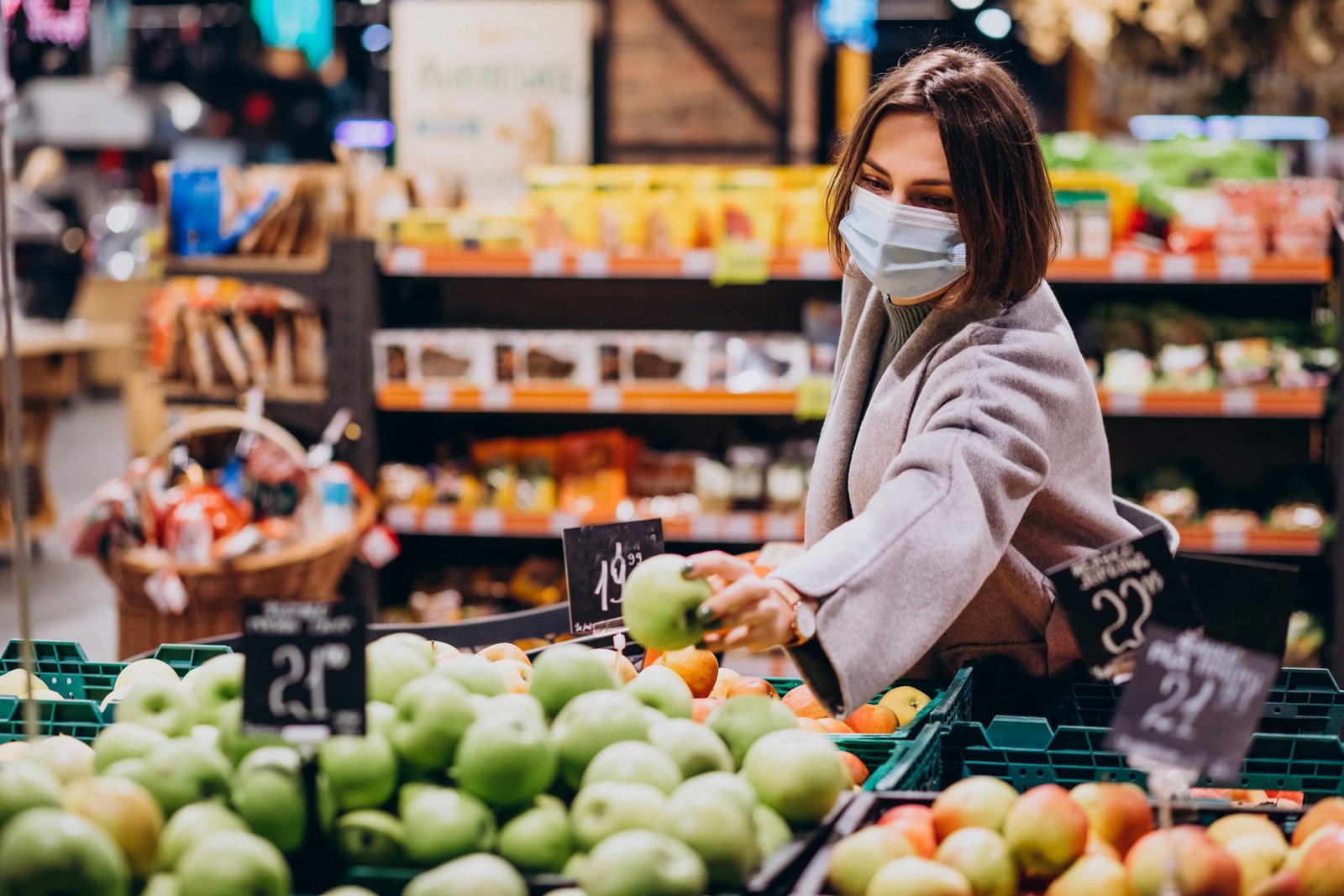 woman-wearing-face-mask-and-shopping-in-grocery-store-min-scaled.jpg
