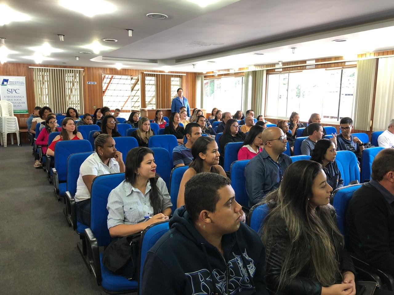 Escola ASSERJ capacita colaboradores de supermercados em Teresópolis para mudanças sobre a Lei das Novas Sacolas
