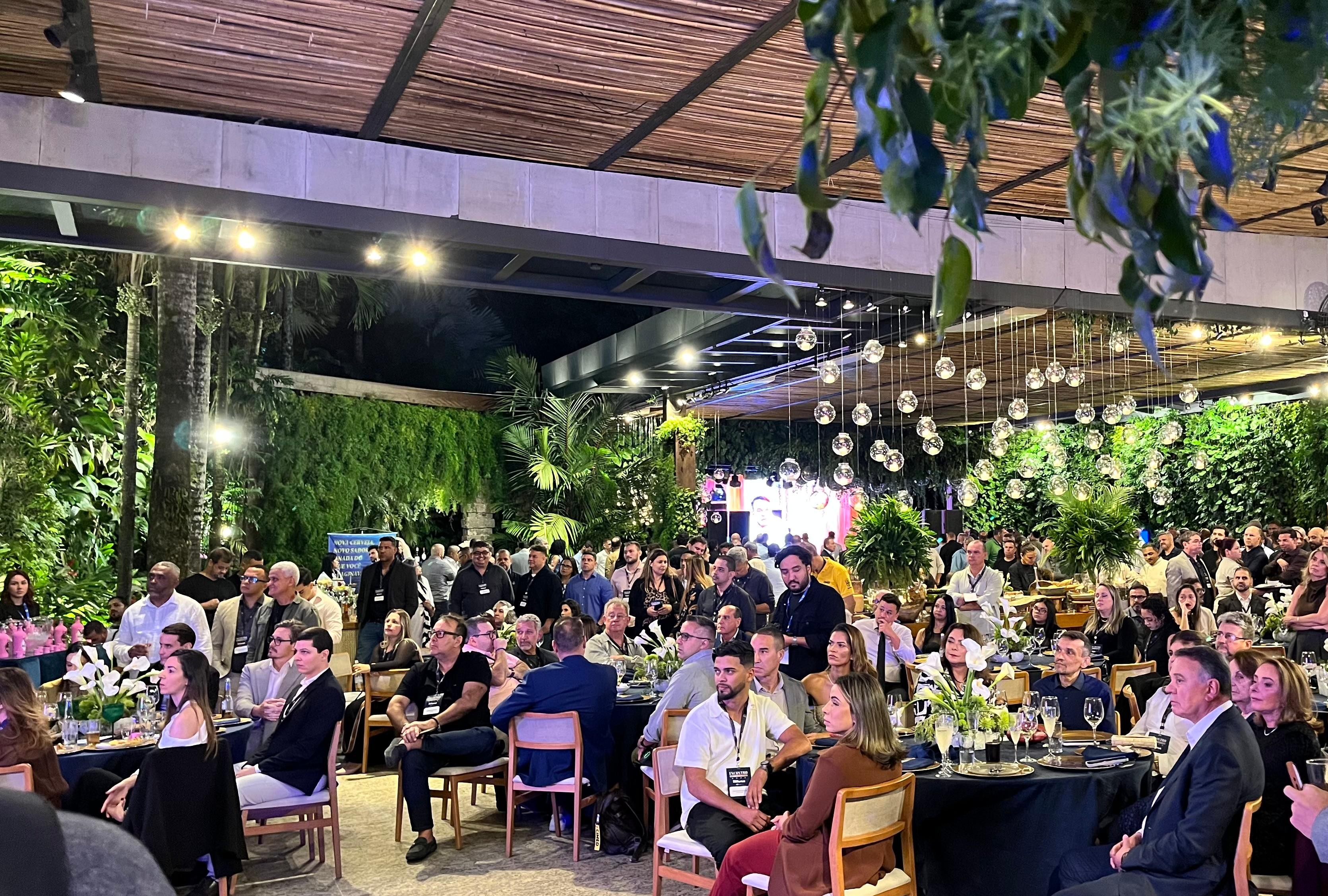 Convidados celebram aniversário de 40 anos da Rede Market