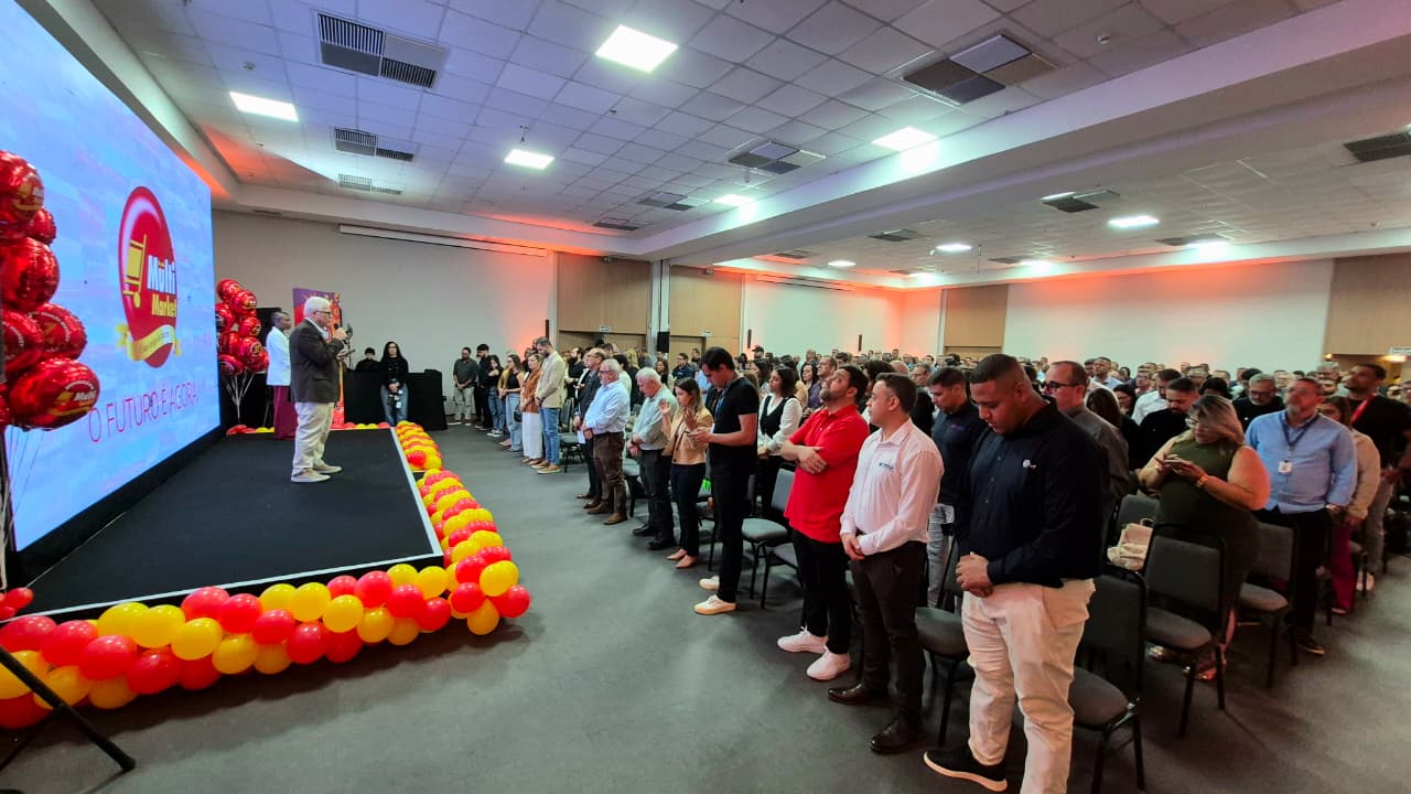 José Luiz discursa no auditório do Hotel Laghetto, na Barra Tijuca, que ficou lotado no aniversário da Rede Multi Market