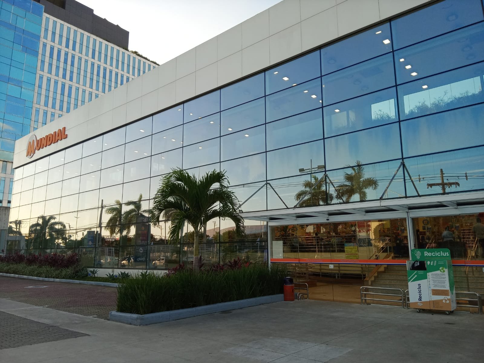 Supermercados Mundial apresentam preços imperdíveis em itens de perfumaria e beleza no mês do Dia das Mães