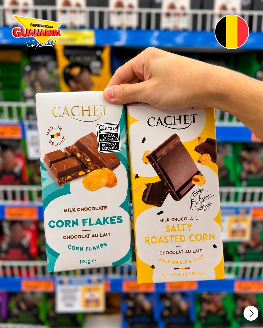 Pessoa segura duas barras de Chocolate Cachet no corredor de doces dos Supermercados Guanabara