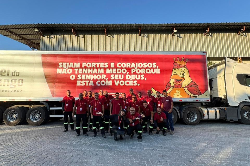 Equipe da Distribuidora Rei do Frango reunida na sede da empresa, em Nova Iguaçu