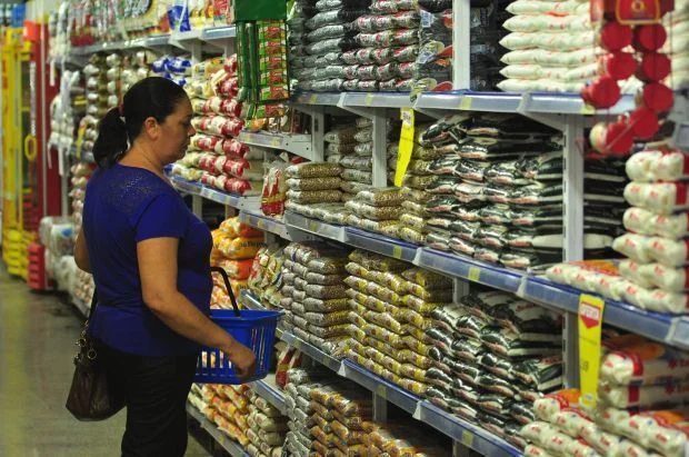 Inflação de alimentos e bebidas mantém desaceleração no Rio e fica abaixo da média nacional