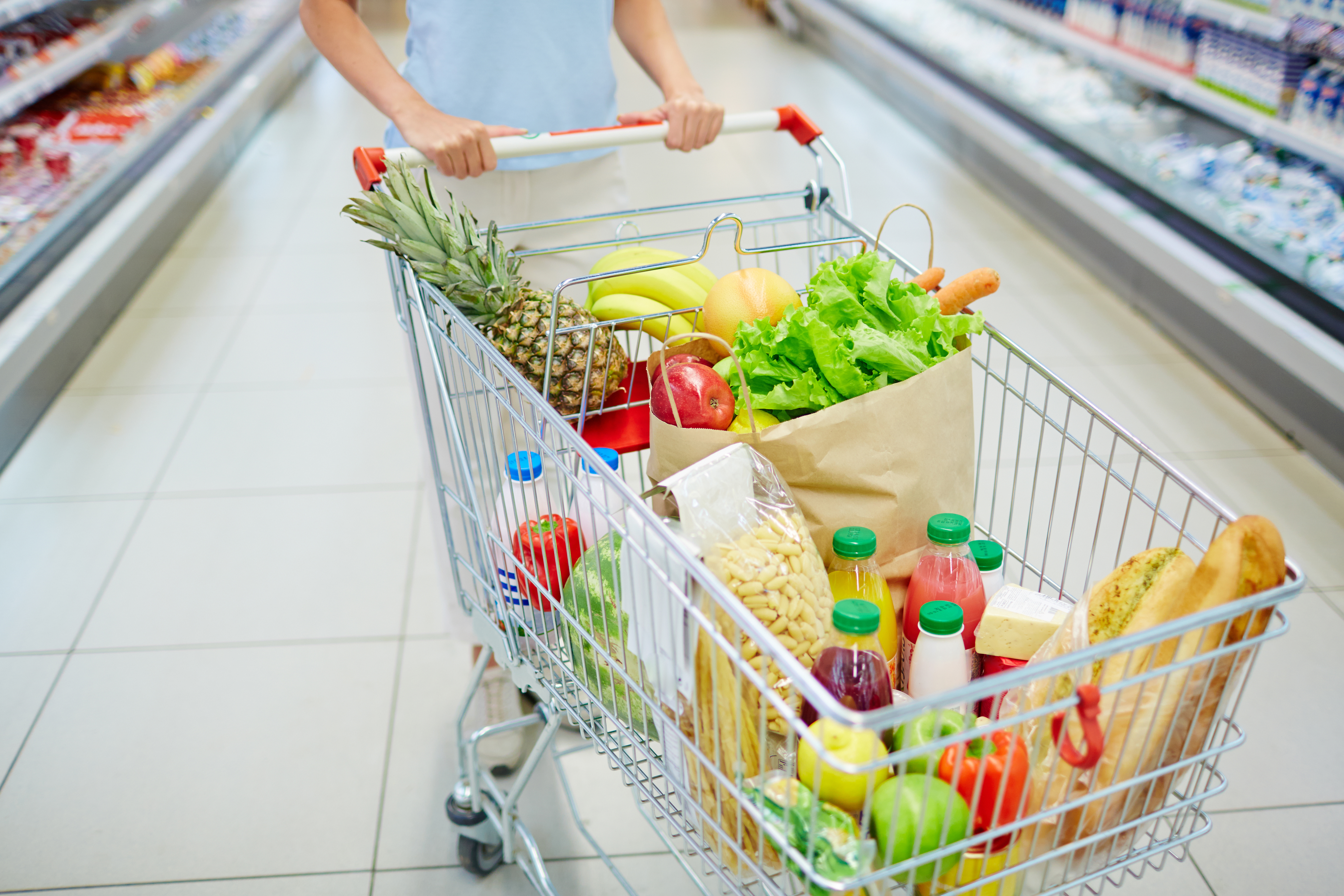 Cesta básica de junho tem aumento de preço em produtos como tomate e feijão