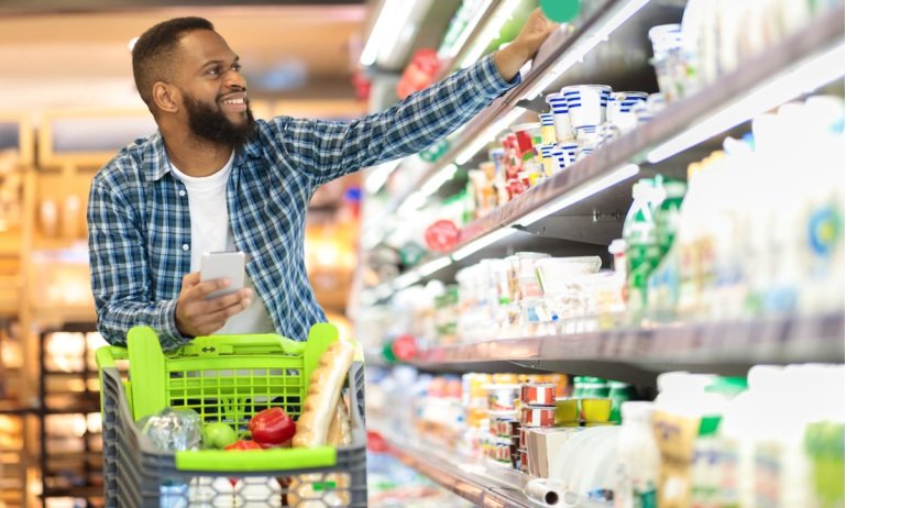 Confiança do consumidor registra a primeira alta no ano. Como ficam os supermercados?