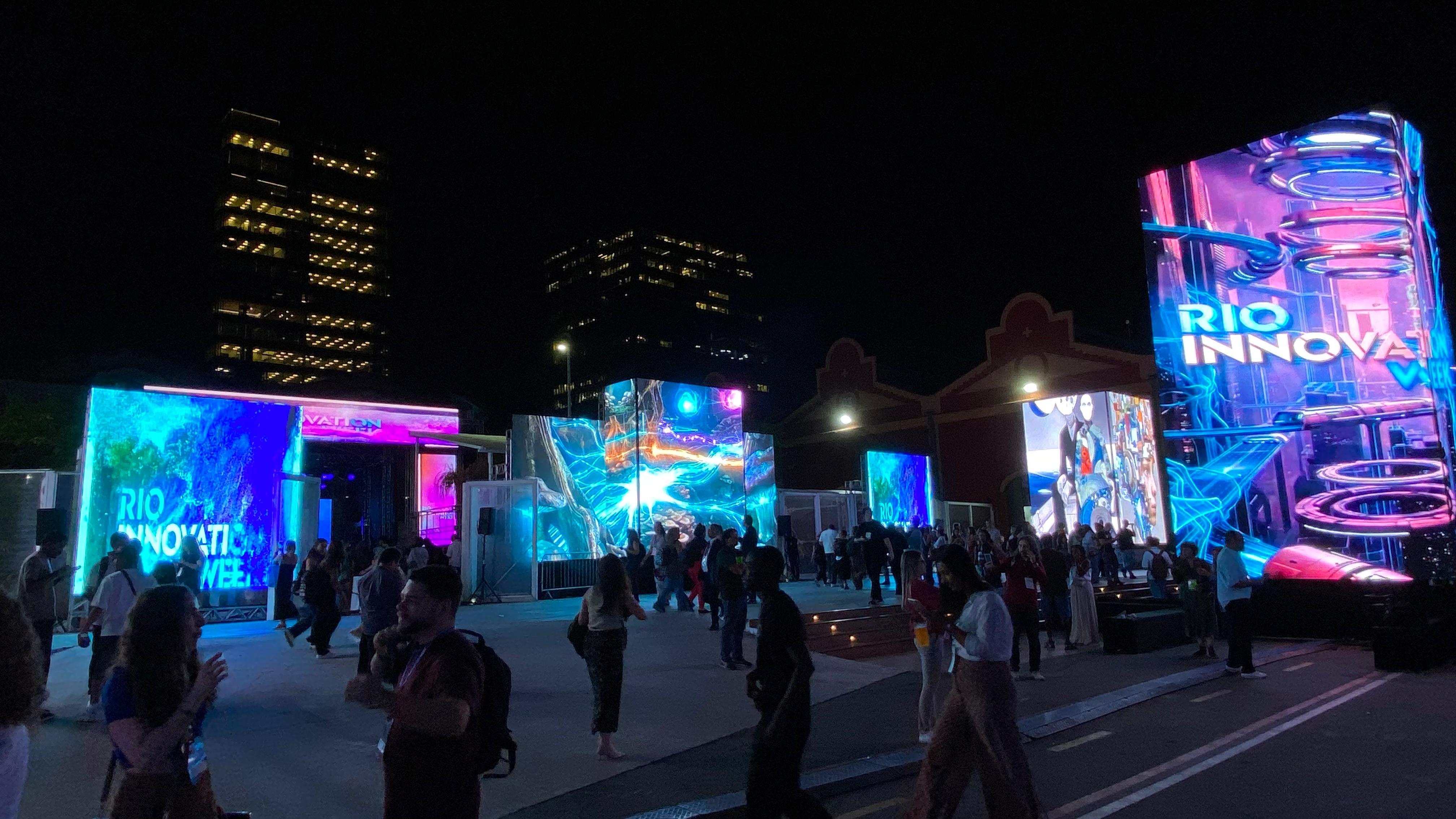 Píer Mauá está tomado pelos painéis de led do Rio Innovation Week