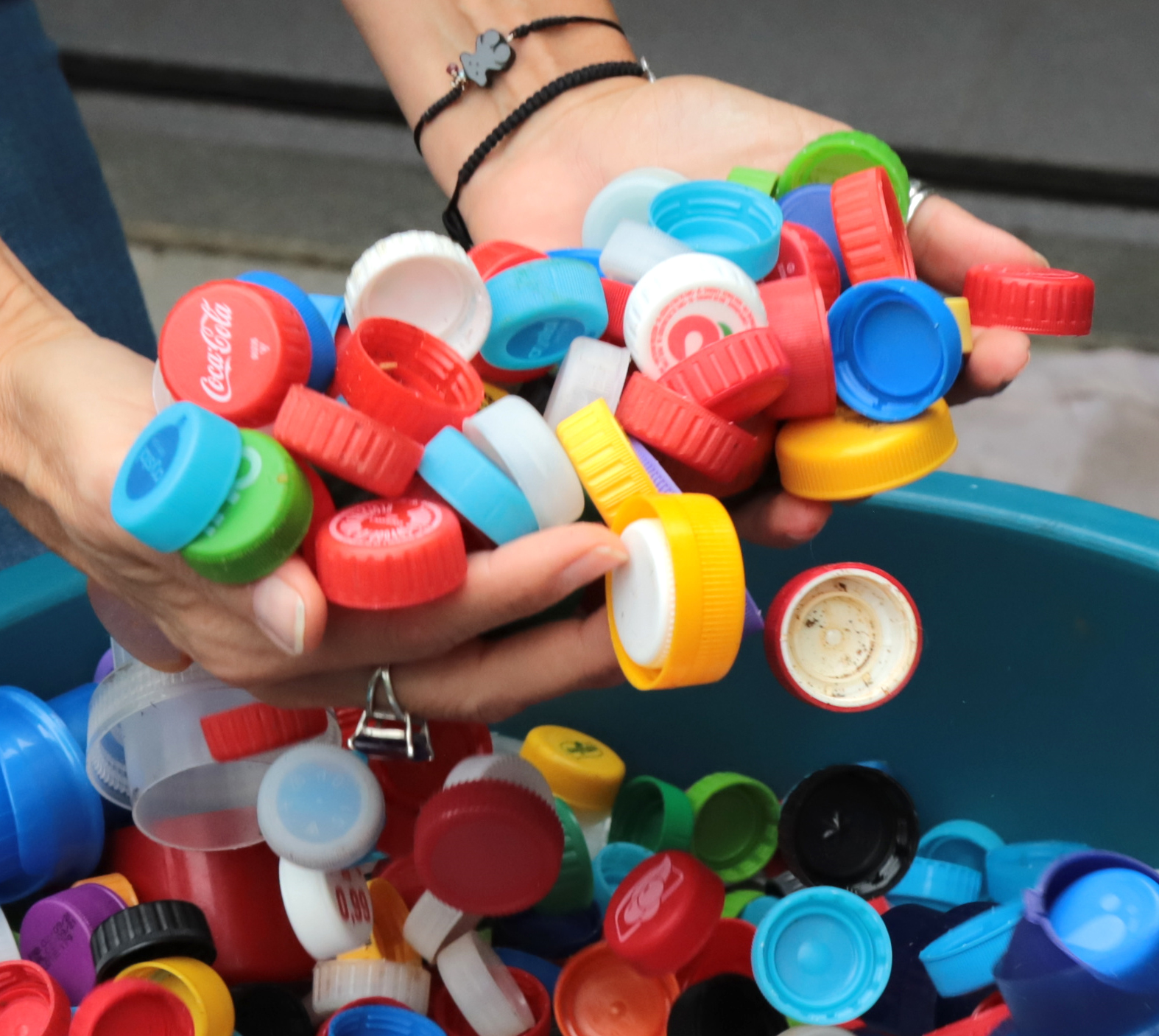 Em parceria com ONG, Zona Sul recolhe lacres e tampinhas para compra de cadeiras de rodas