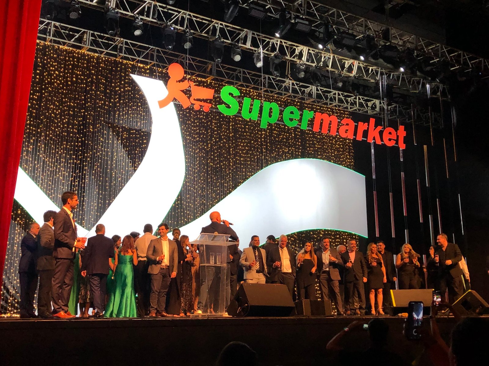 Supermarket realiza enorme festa pelos seus 15 anos