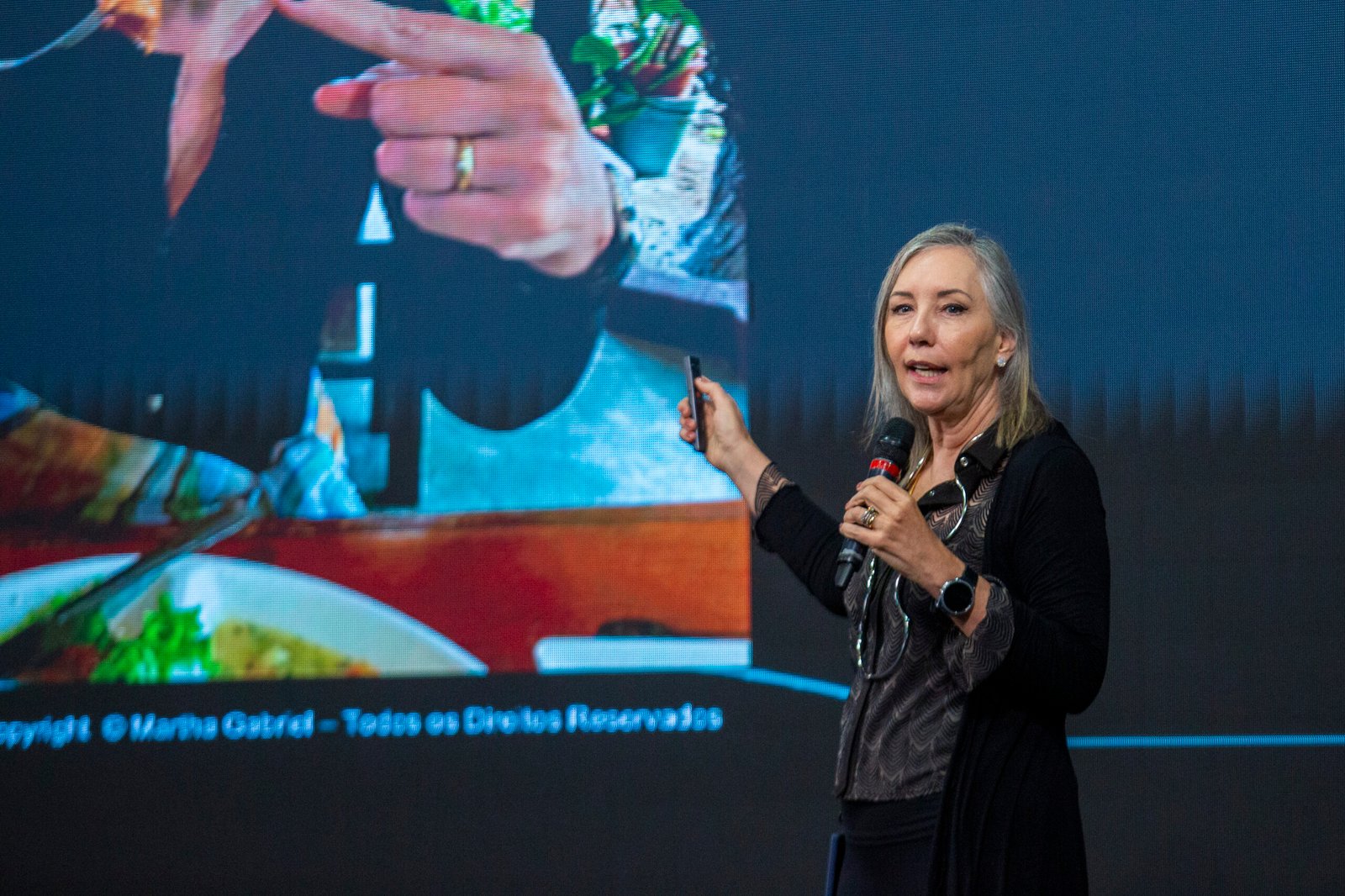 Martha Gabriel apresenta ideias para ser uma pessoa inovadora no palco do Conecta Varejo. Entenda