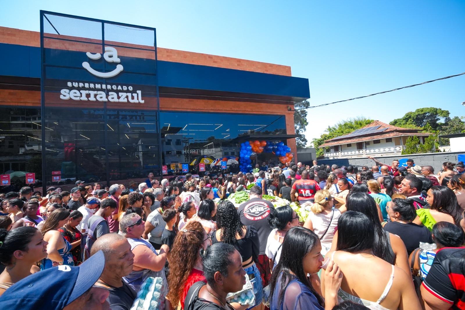 Inauguração da nova loja do Serra Azul, em Itaperuna, atraiu centenas de consumidores