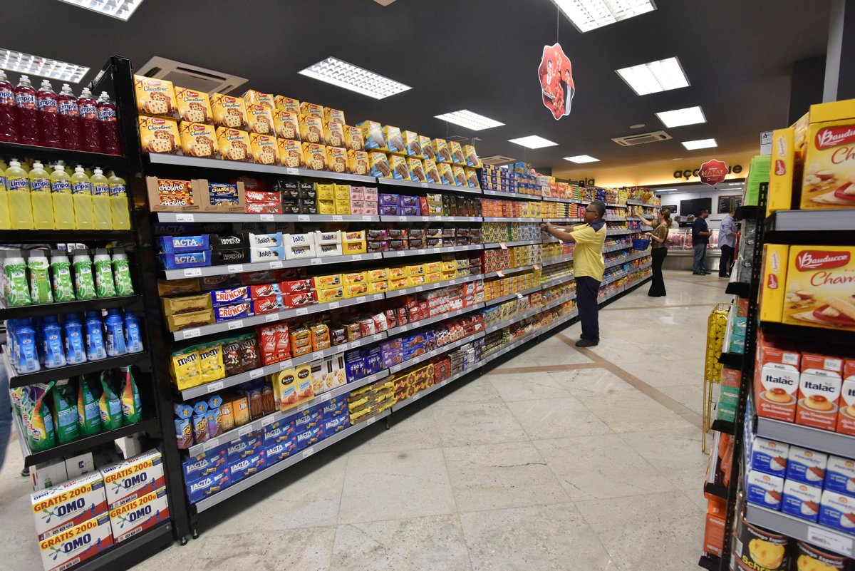 SuperPrix distribui kit de alimento nas comunidades