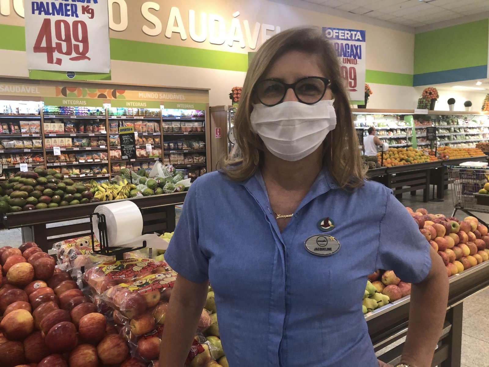 Dia dos Avós: vovôs e vovós jovens trabalham no supermercado e curtem os netos, mesmo a distância