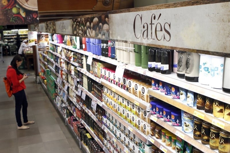 Consumo de café atingiu R$ 18 bilhões em 2023 no Brasil e estimula supermercados a investirem em marcas premium