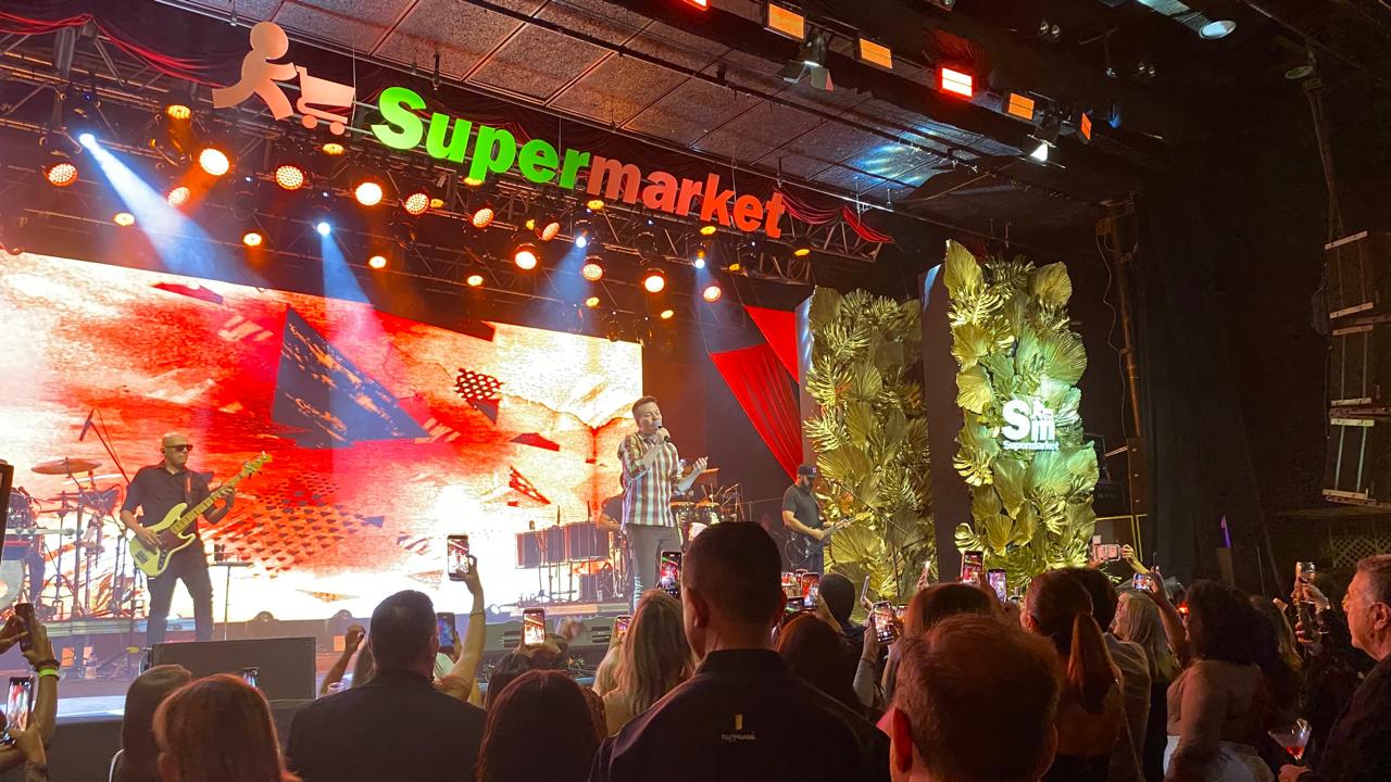 Show de Michel Teló agita aniversário Supermarket de 17 anos