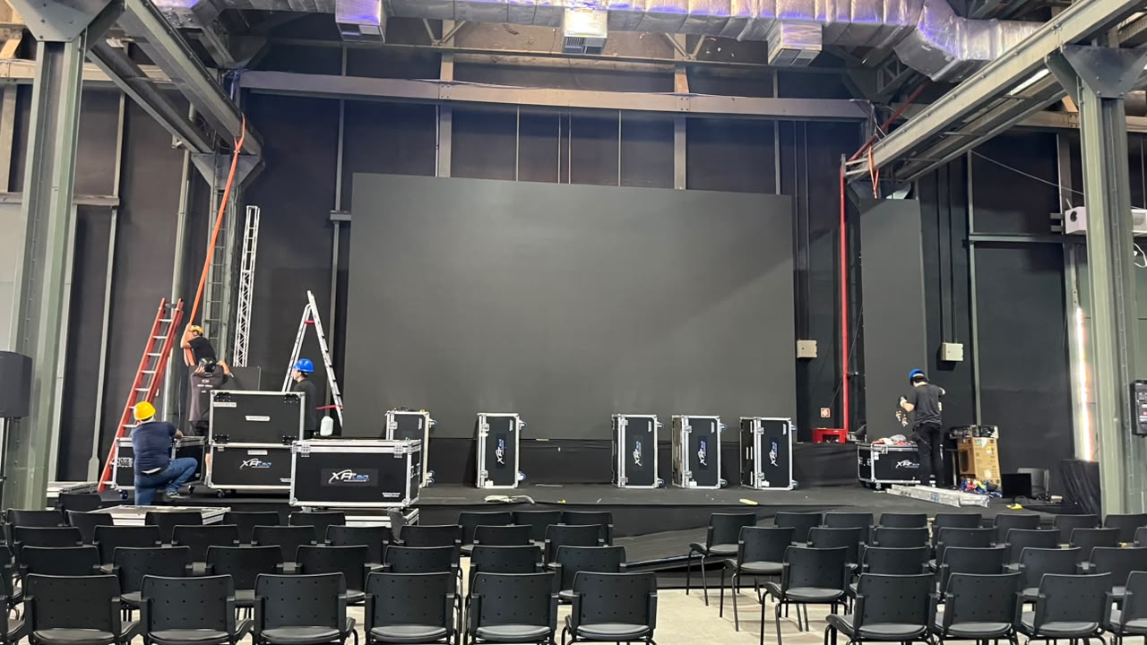 Palco Conecta Varejo sendo montado no Armazém 3 no Rio Innovation Week