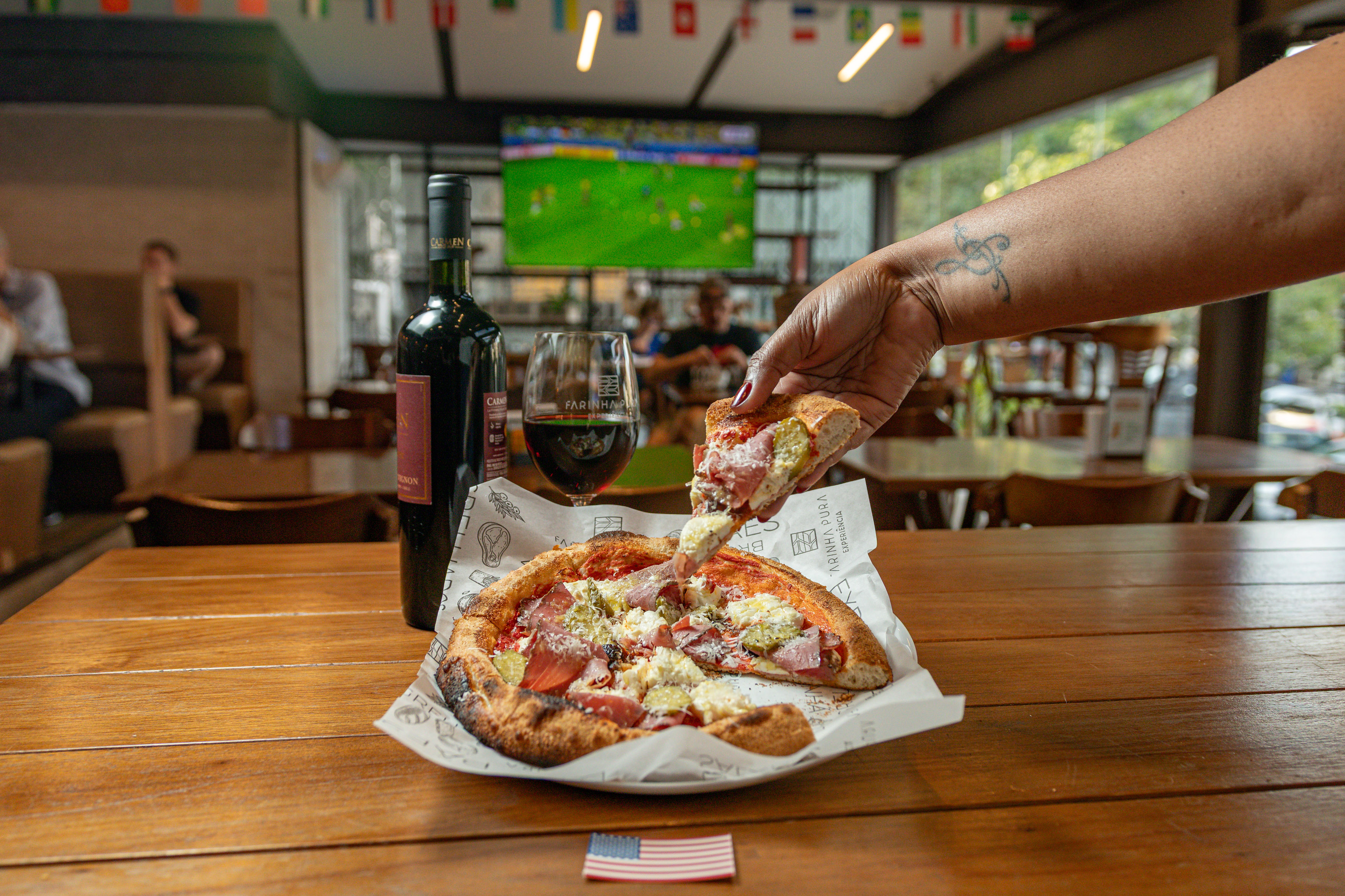 Pizza New York Copa de Sabores do Empório Farinha Pura, associado da ASSERJ
