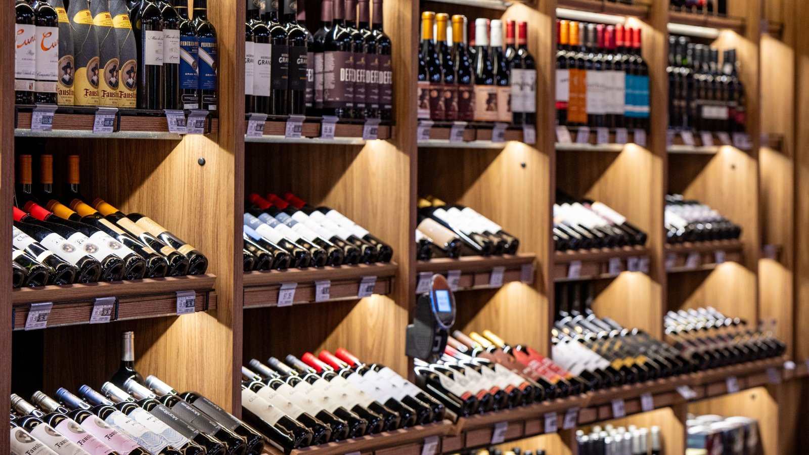Crescimento consistente no consumo de vinhos impulsiona adegas de supermercados