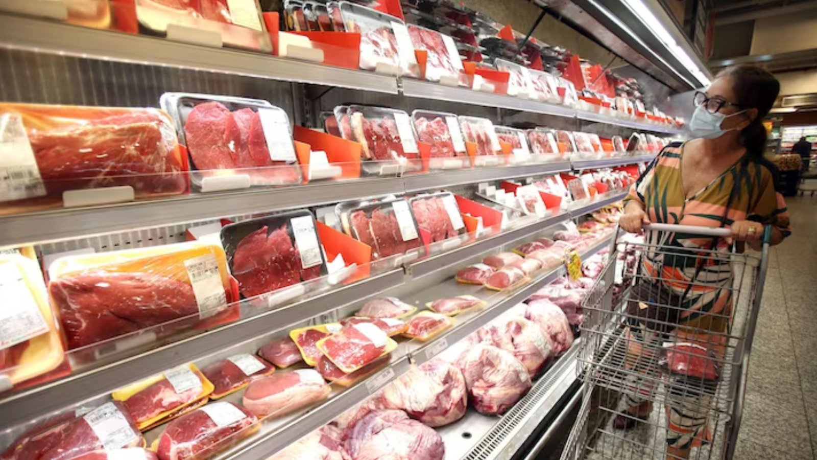 Preço do frango sobe e da carne desce nos supermercados