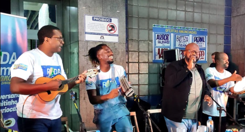 Rodas de samba gratuitas animam clientes do Prezunic