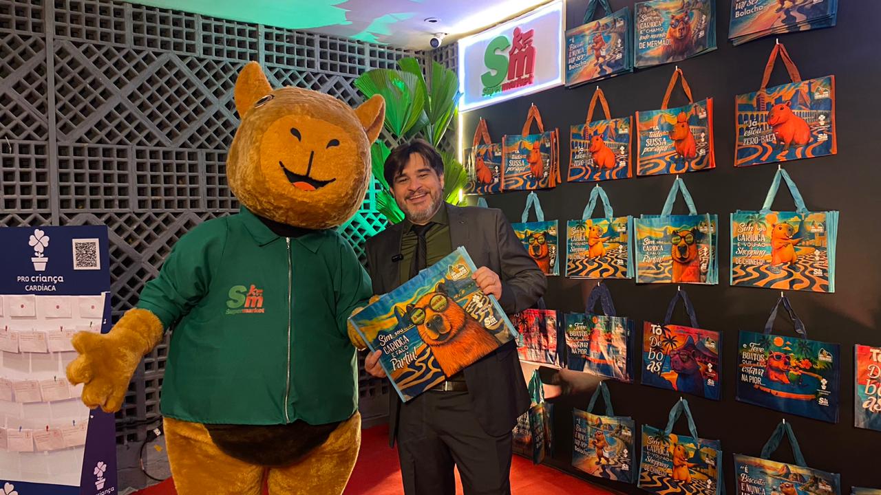 Rodrigo Fonseca celebra o lançamento das sacolas Capivara Carioca
