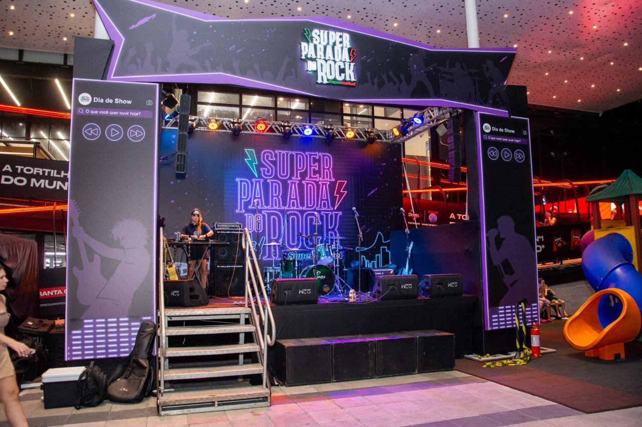 Supermarket Blue realiza Super Parada do Rock e atrai clientes em noite repleta de música