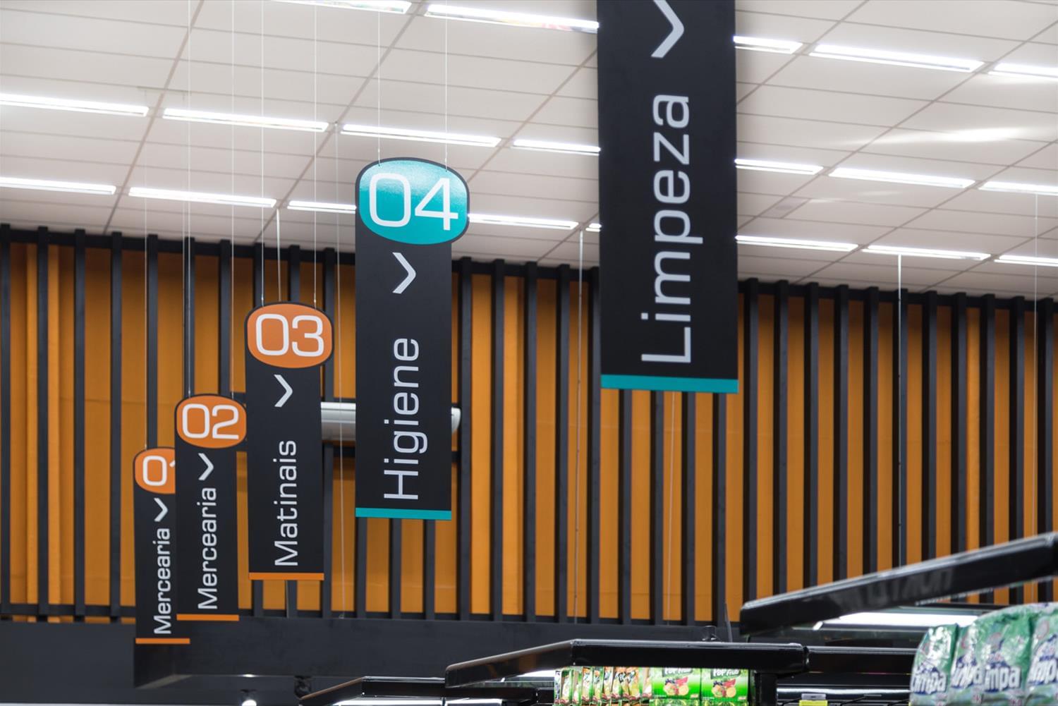 Como a sinalização da loja impulsiona vendas e melhora a experiência no varejo supermercadista