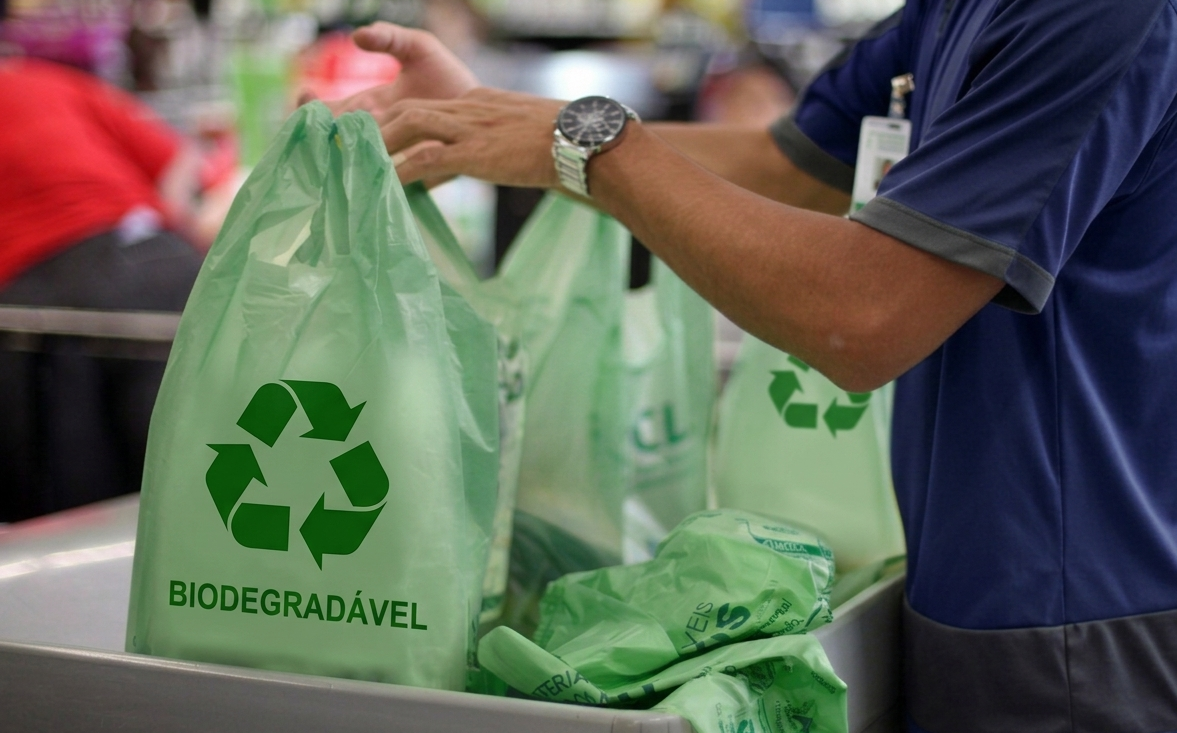 Mais uma vitória: ASSERJ derruba lei que obrigava supermercados a fornecer sacolas grátis