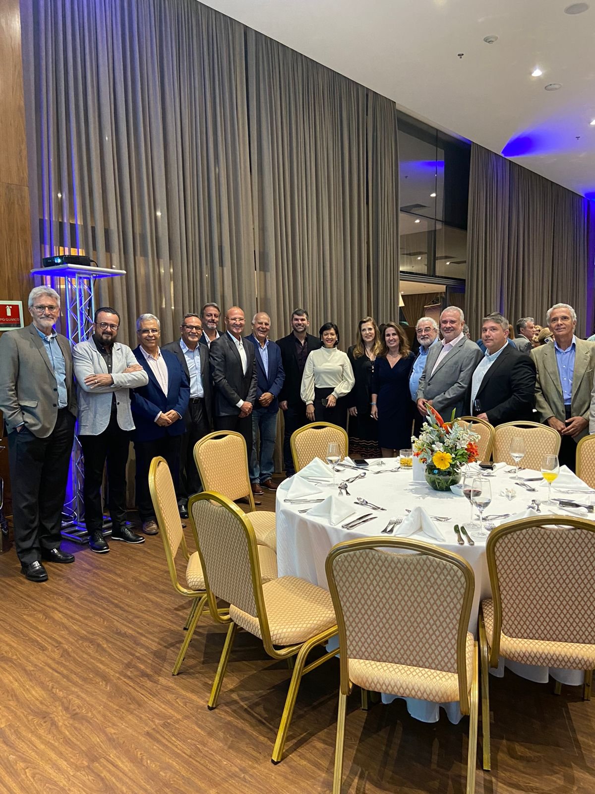 Fábio Queiróz, presidente da ASSERJ, participa de jantar com o governador Claudio Castro promovido pela ADERJ e ABAD