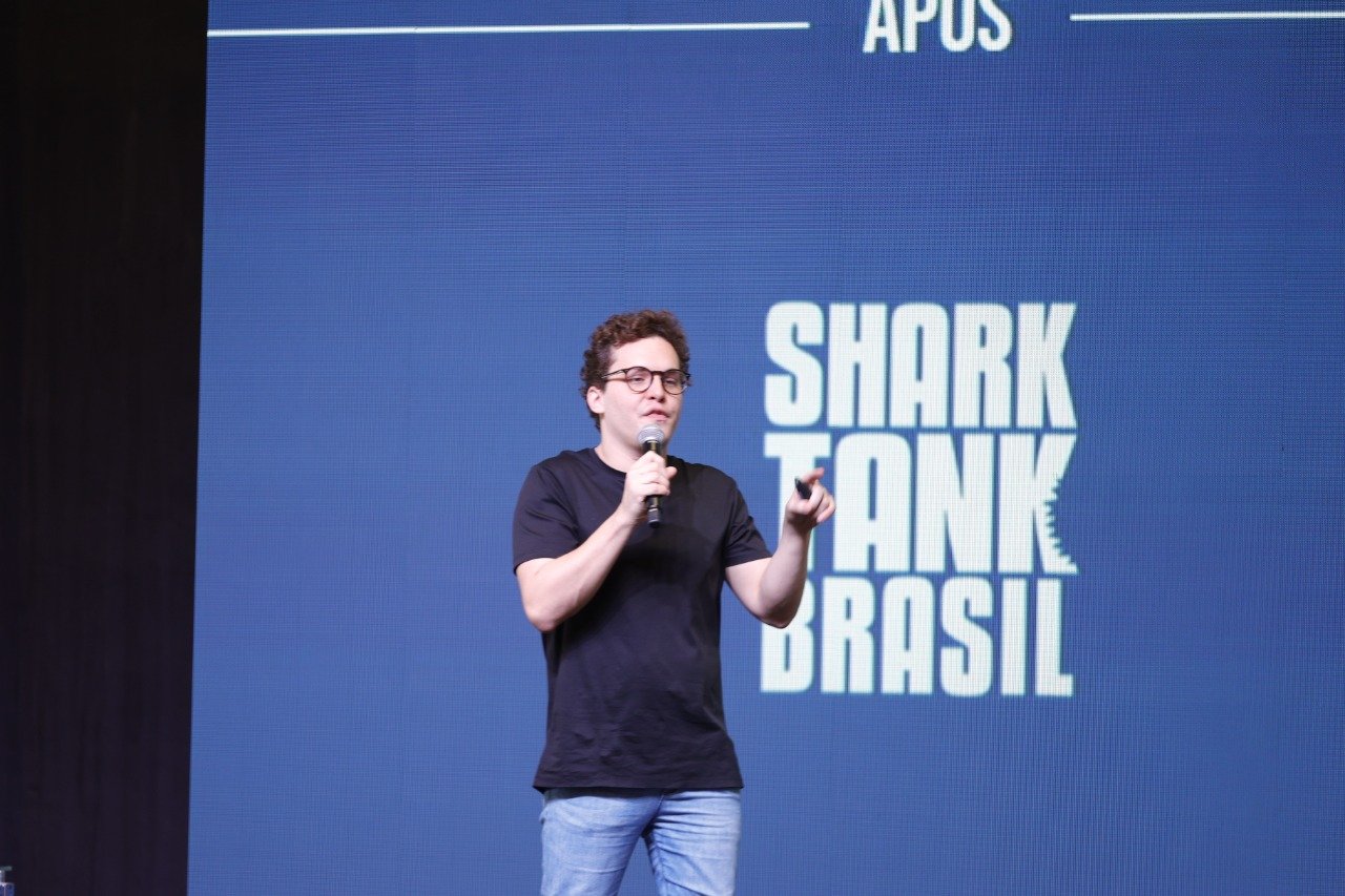 “Escute dados e não conselhos” diz Frederico Tonietto, participante do Shark Tank Brasil, no palco Conecta