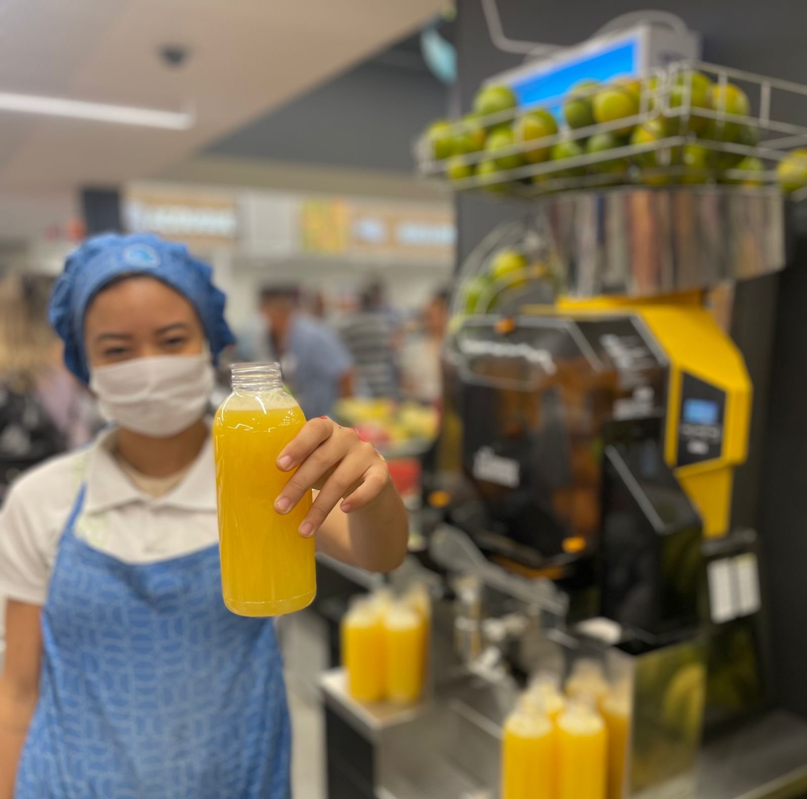 Máquina extratora de suco de laranja faz sucesso no Prezunic