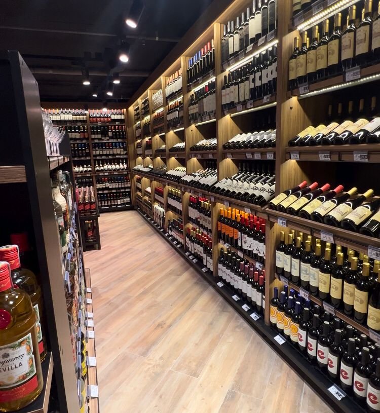 Escola ASSERJ realiza curso de atendimento de adega de supermercado