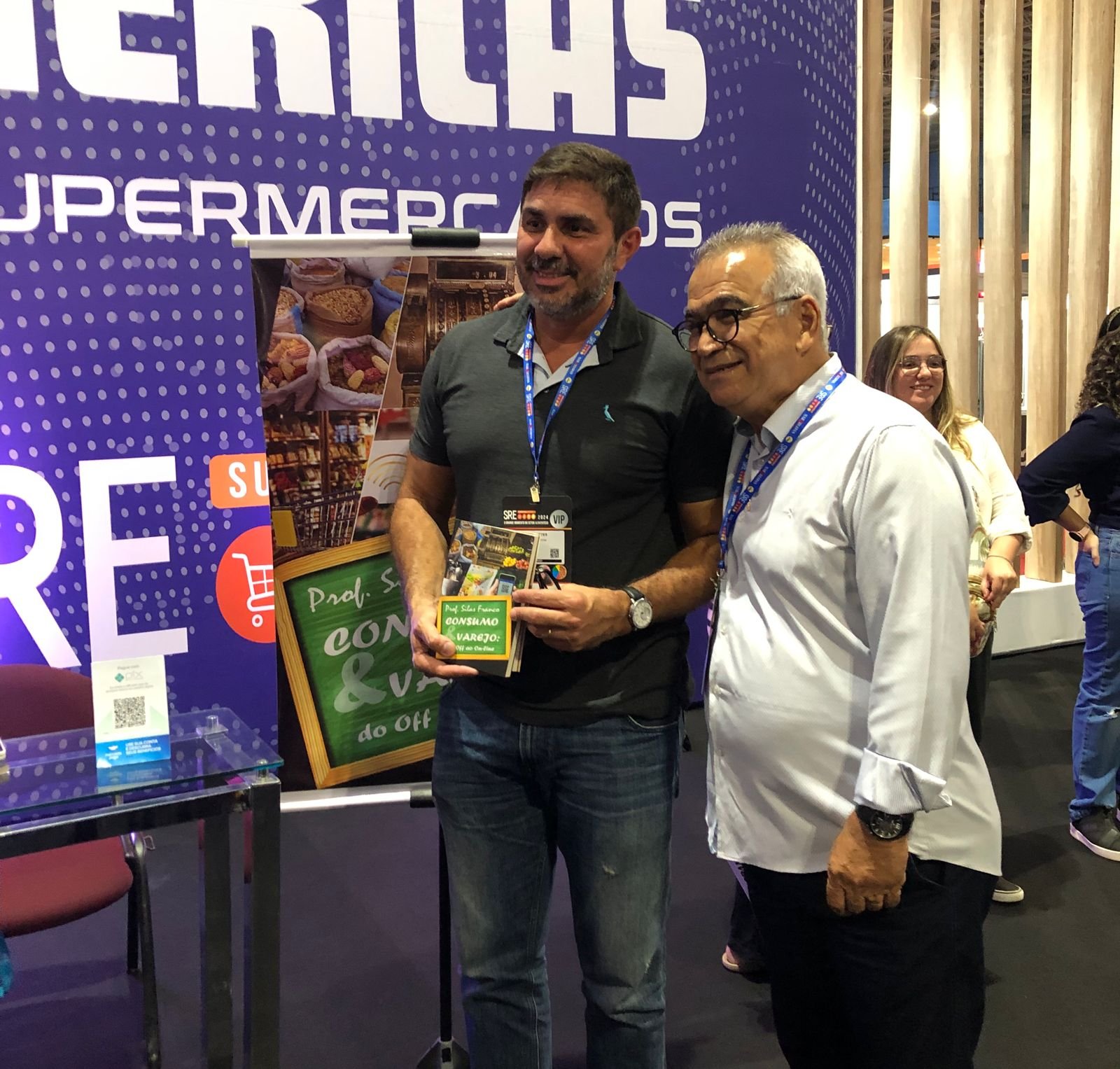 Livro lançado na SRE Trade Show aborda evolução do consumo no varejo brasileiro