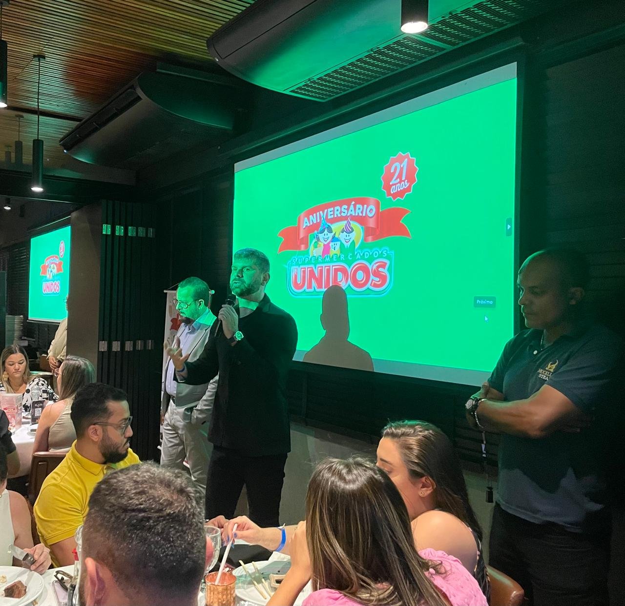 Em clima de festa, Supermercados Unidos reúne associados e fornecedores para anunciar campanha de aniversário