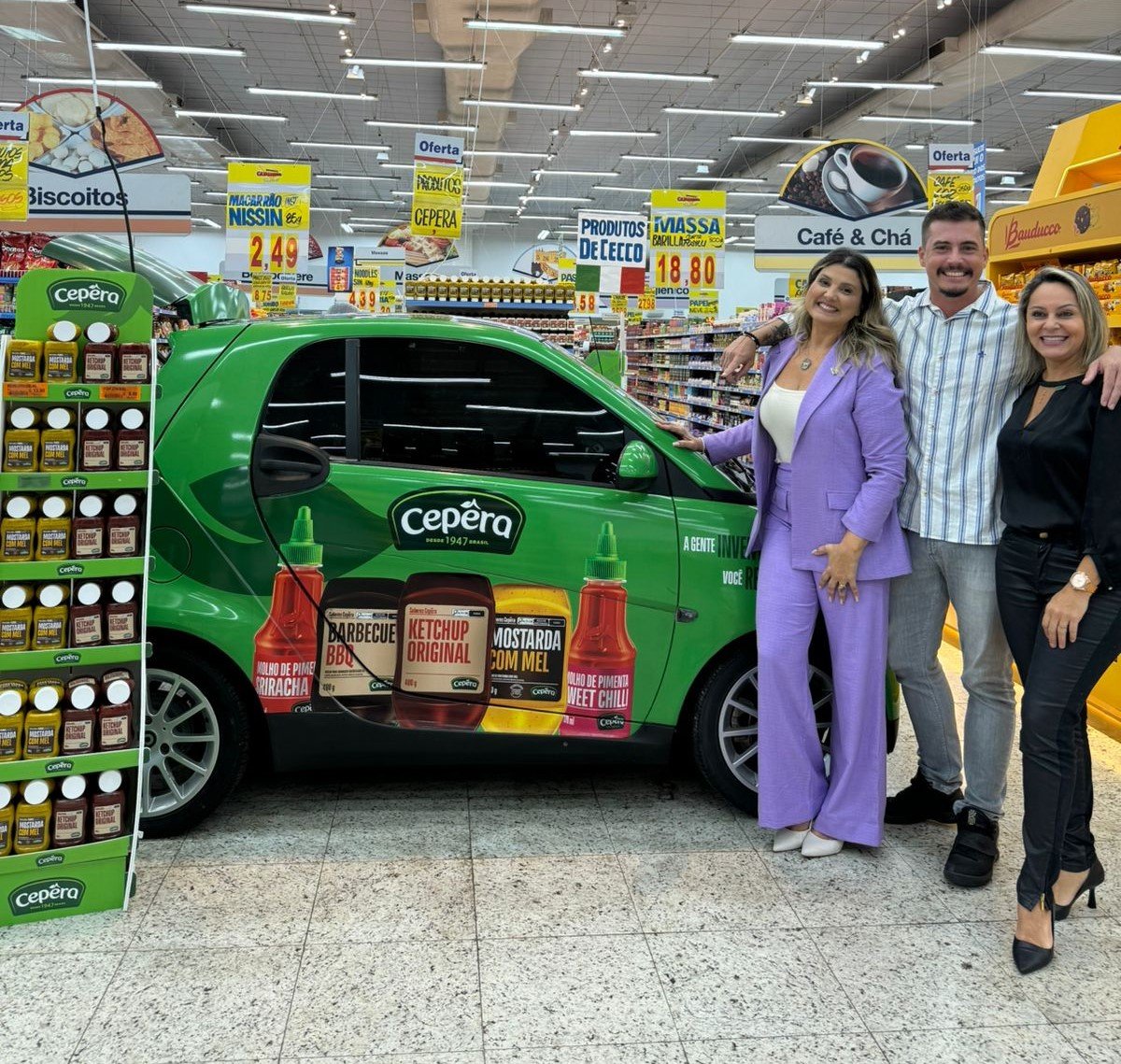 Cepêra estaciona carro dentro do Guanabara para degustação de molhos