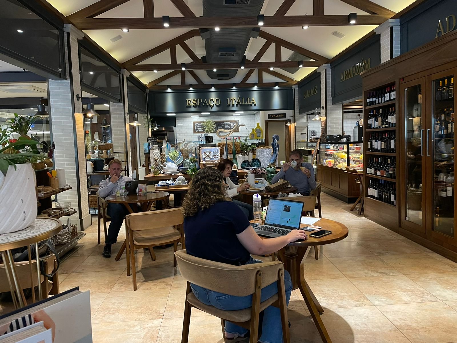 Café da manhã na rua vira moda no Rio e os supermercados que oferecem brunch surfam a nova onda carioca
