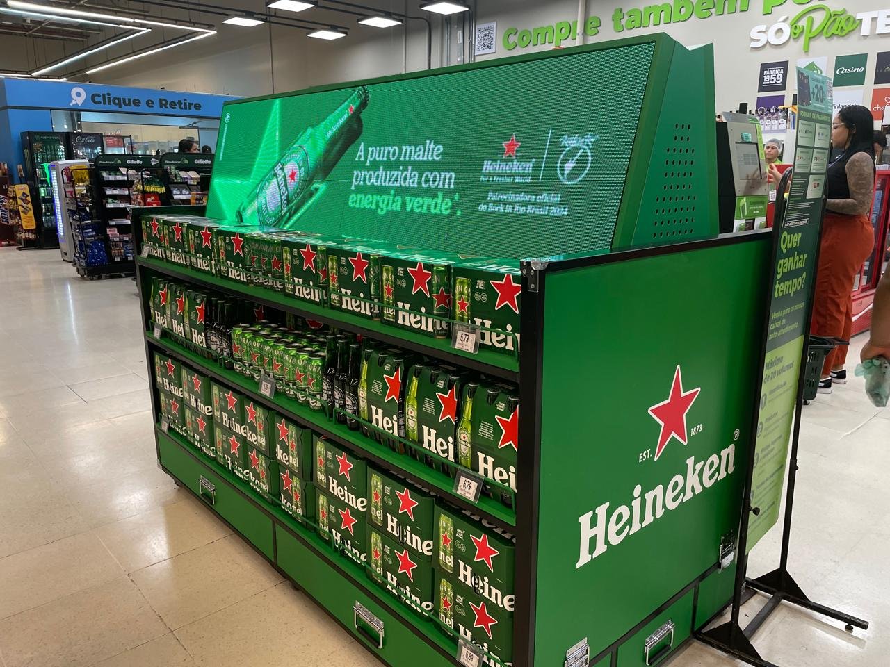 Pão de Açúcar incrementa retail media com painéis de LED e gôndolas exclusivas