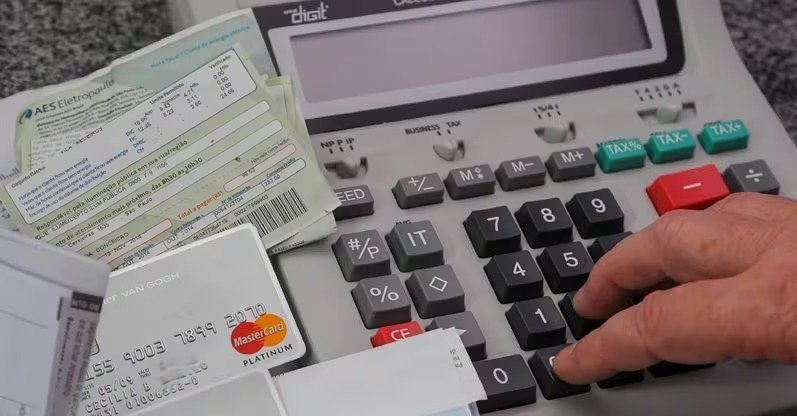 Inadimplência entre os mais pobres atinge 37,7%, mesmo com queda do endividamento da população em geral