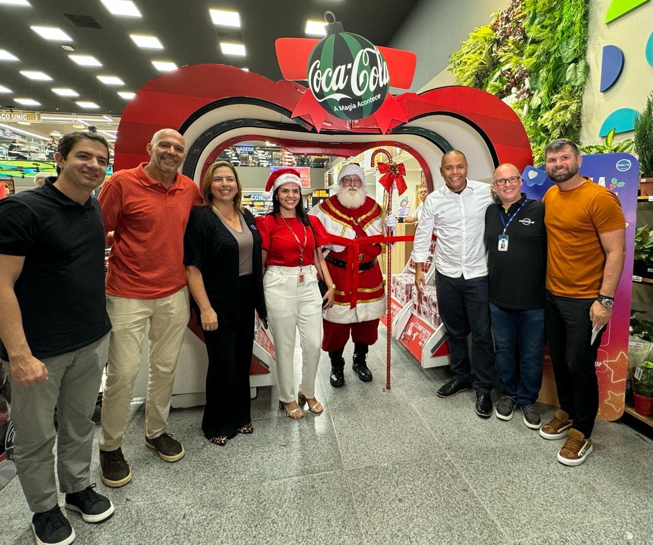 Com Papai Noel gigante, Prezunic e Coca-Cola estão prontos para o Natal