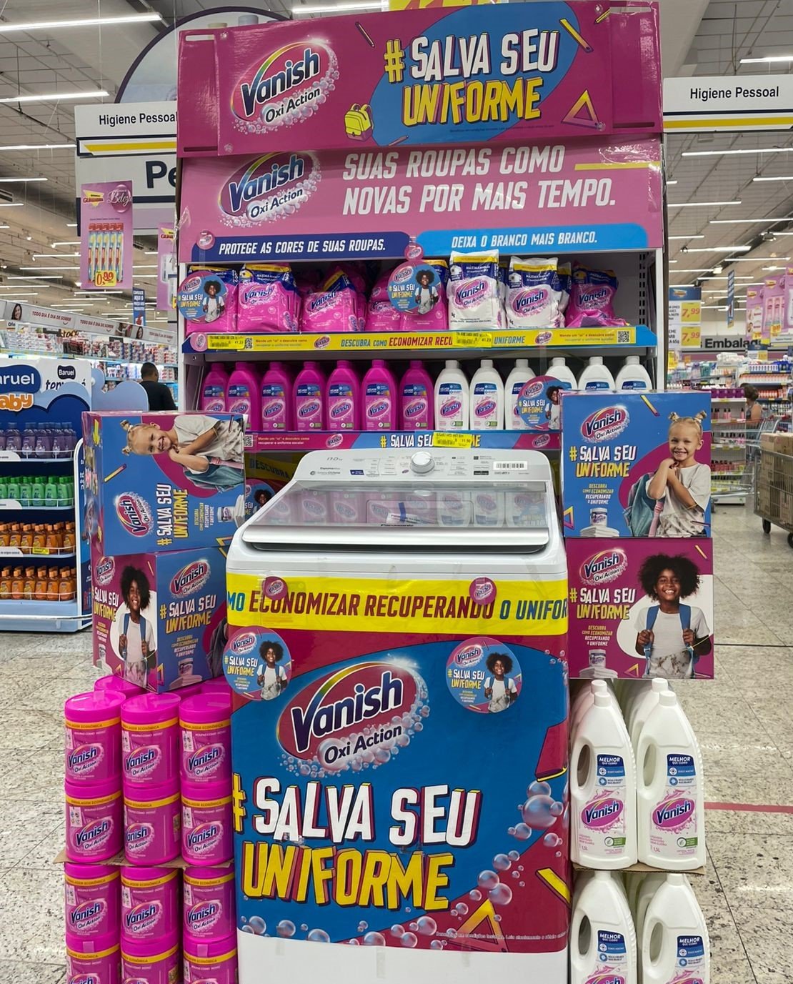 Vanish instala máquina de lavar na gôndola para 'salvar uniforme' na 'volta às aulas'. Saiba onde