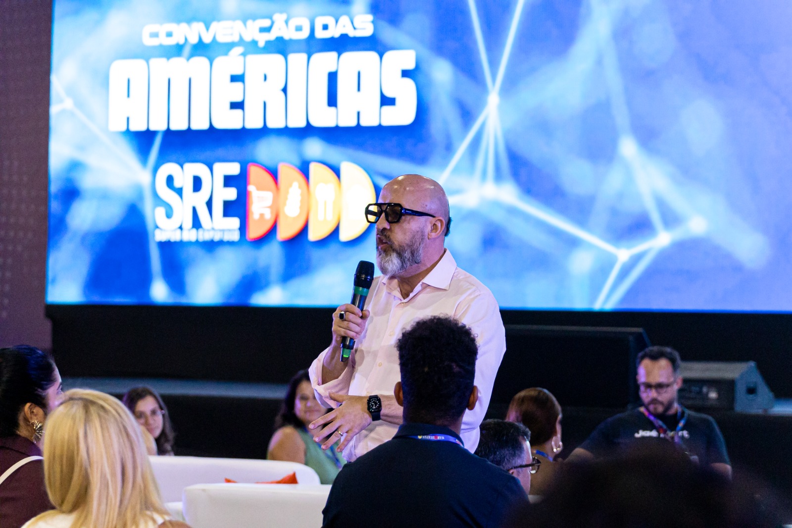 Fabrício Carpinejar emociona público na SRE ao falar sobre conexão humana, propósito e relações em tempos digitais