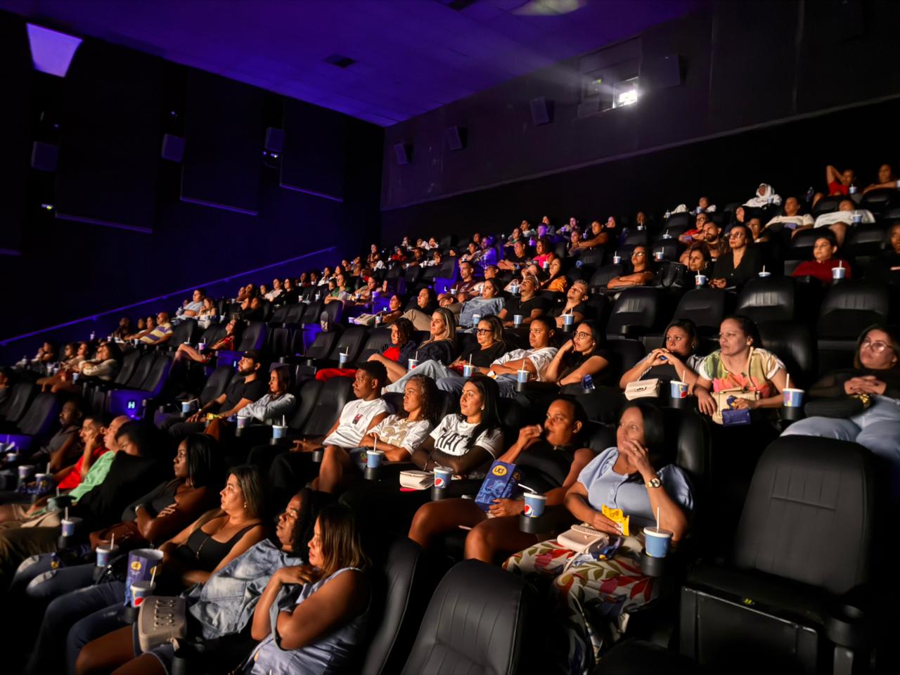 Mais de 300 colaboradores da Rede Super Compras participaram da sessão de cinema