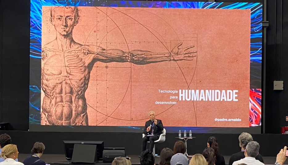 Palestra no palco Conecta Varejo aborda a Humanidade Aumentada em meio ao crescente uso de IA