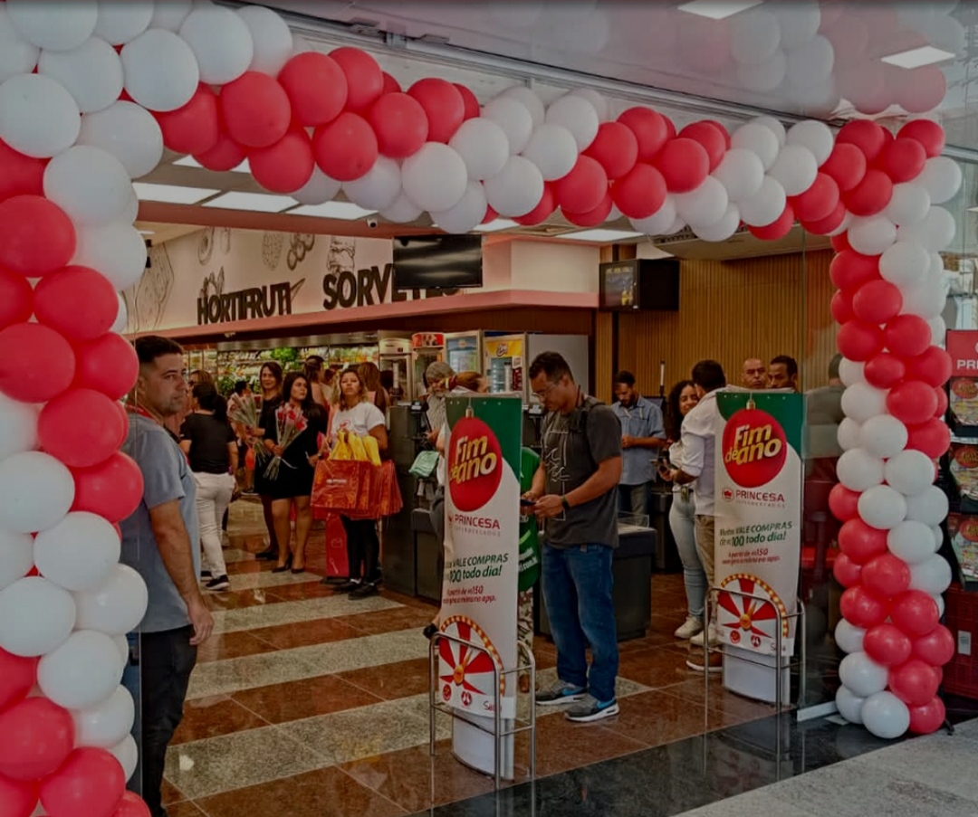O Princesa Supermercados reinaugurou nesta segunda-feira (07/12) sua unidade no bairro do Cosme Velho. Após um período de reforma, a loja foi totalmente modernizada e promete oferecer uma experiência de compras mais sofisticada e conveniente para os seus clientes.